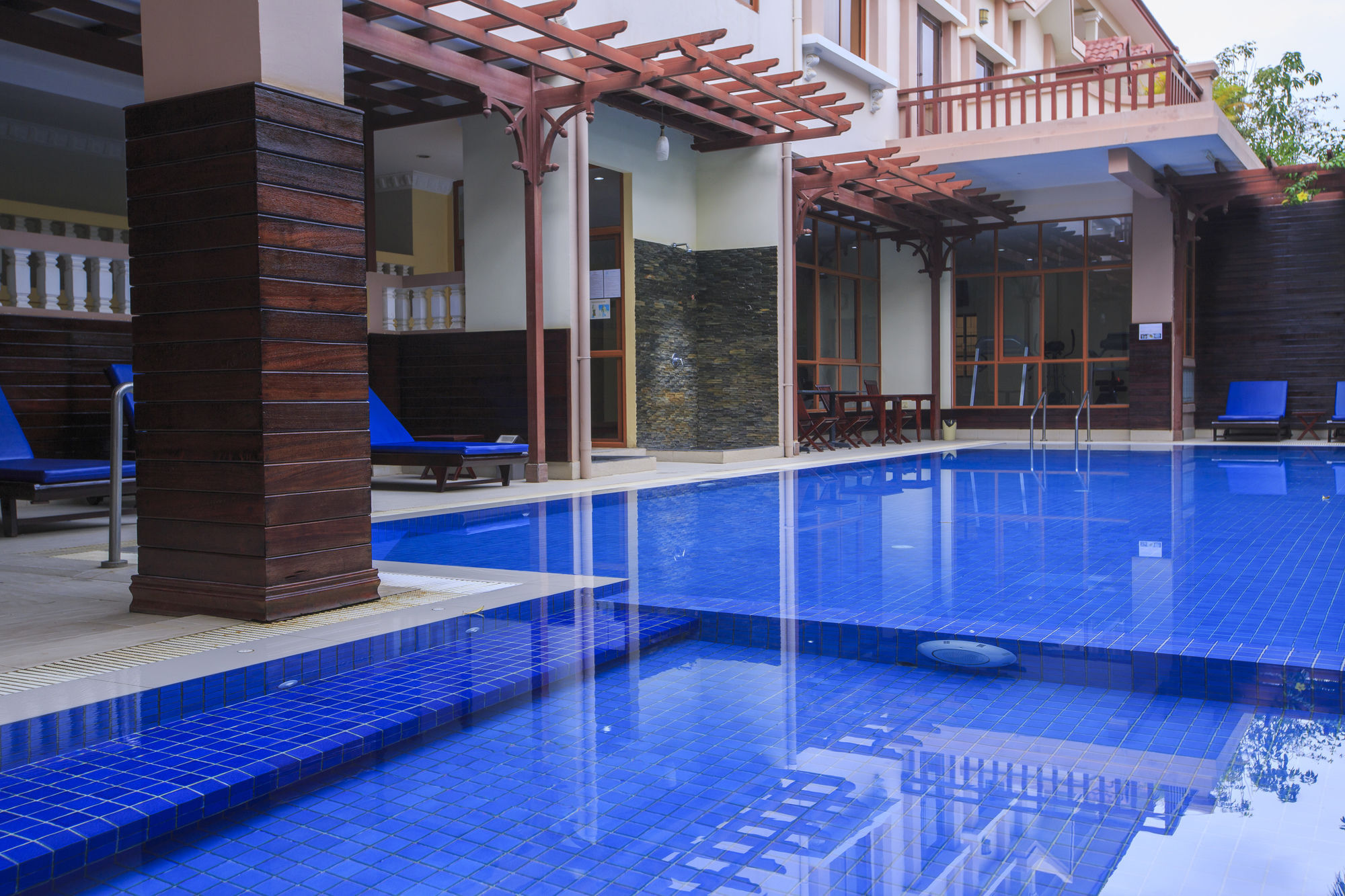 9 Dragon Hotel & Restaurant Phnom Penh Exterior photo